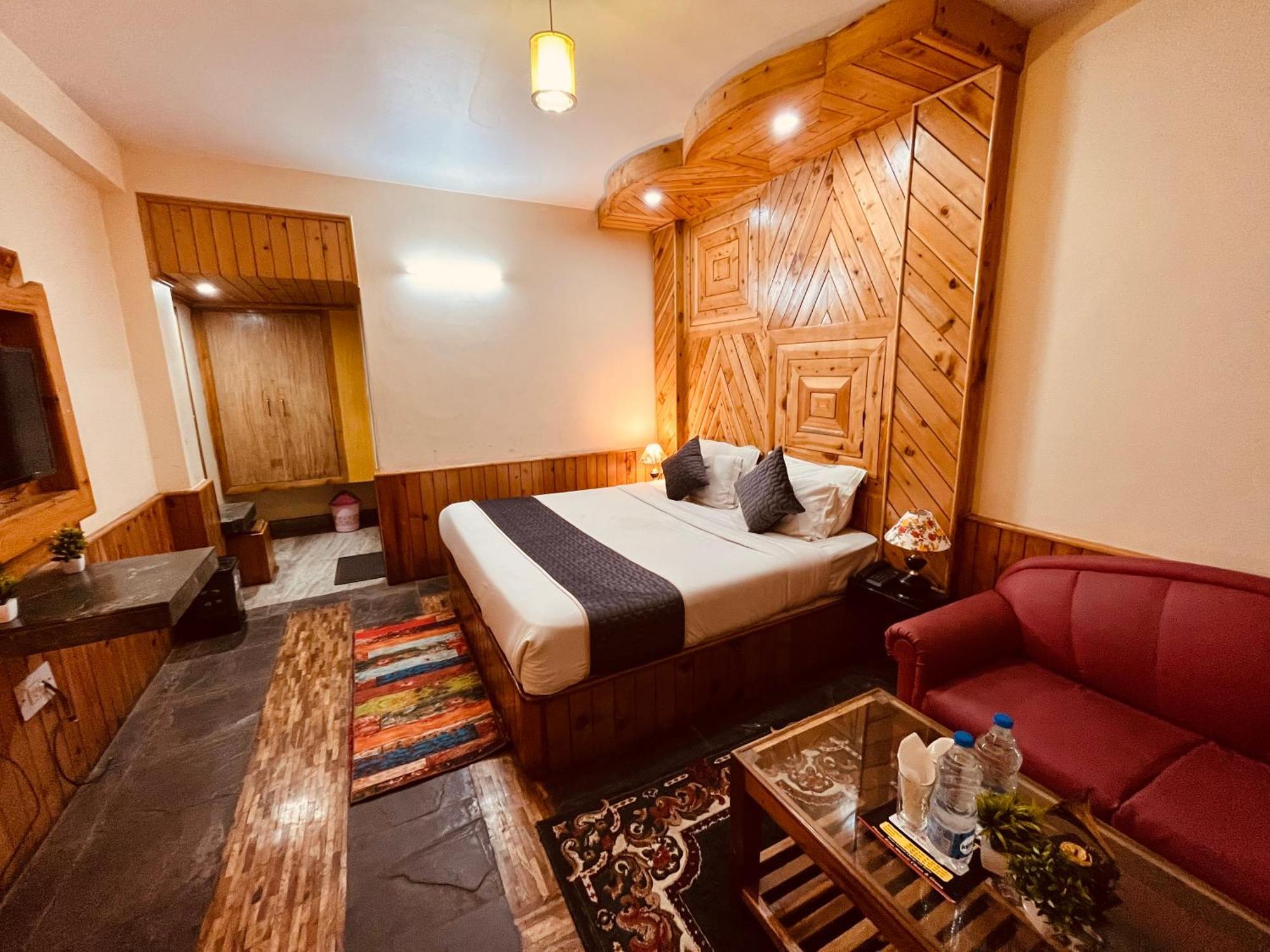 Hollywood - Scenic River & Mountain View With Premium Hotel