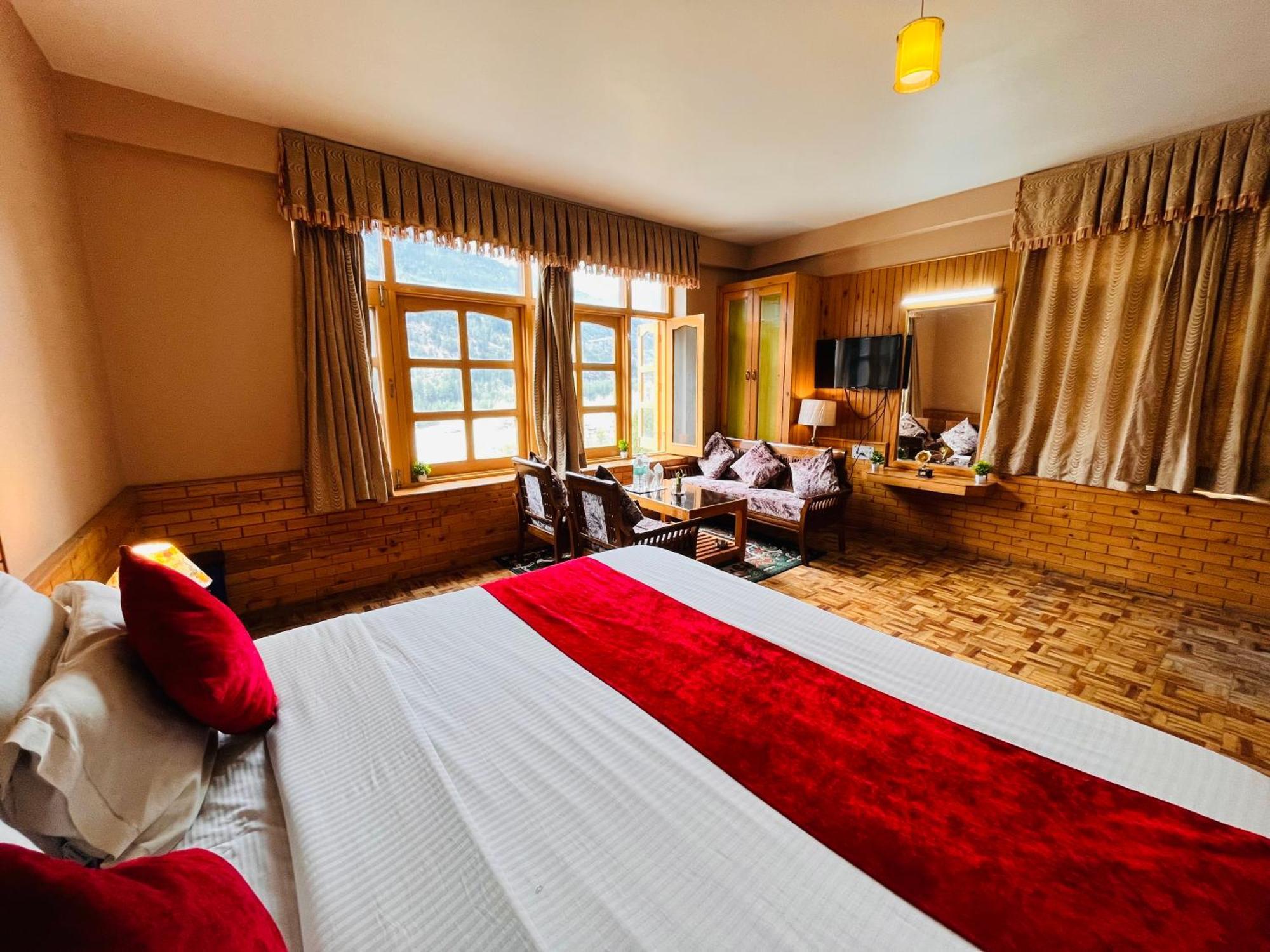 Hollywood - Scenic River & Mountain View With Premium 4*