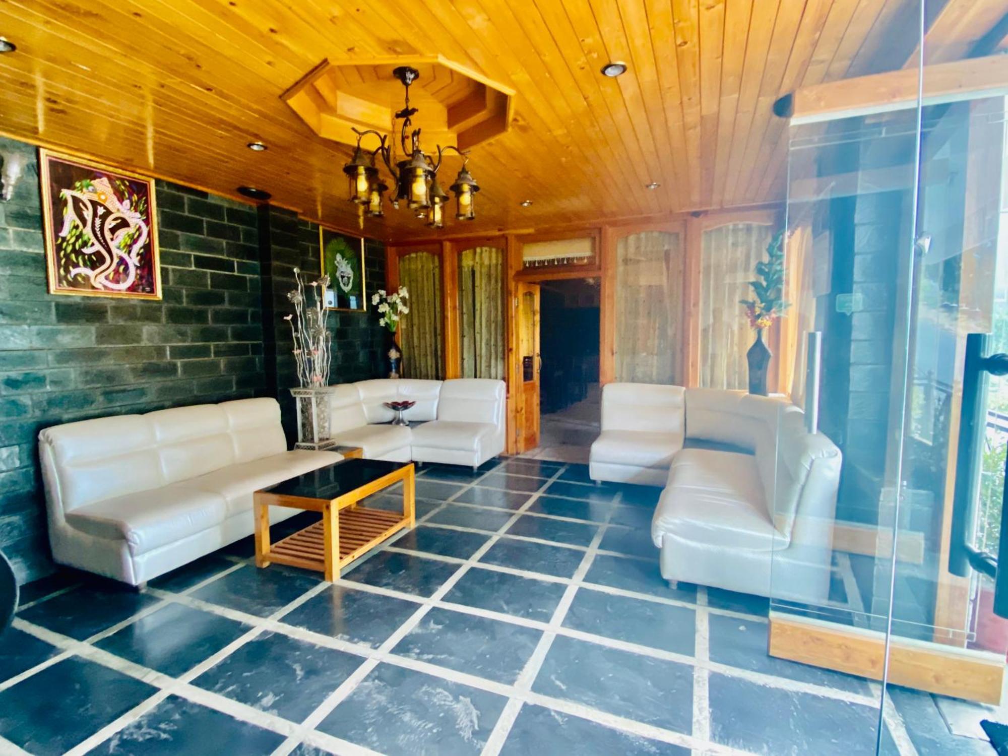 Hollywood - Scenic River & Mountain View With Premium 4*
