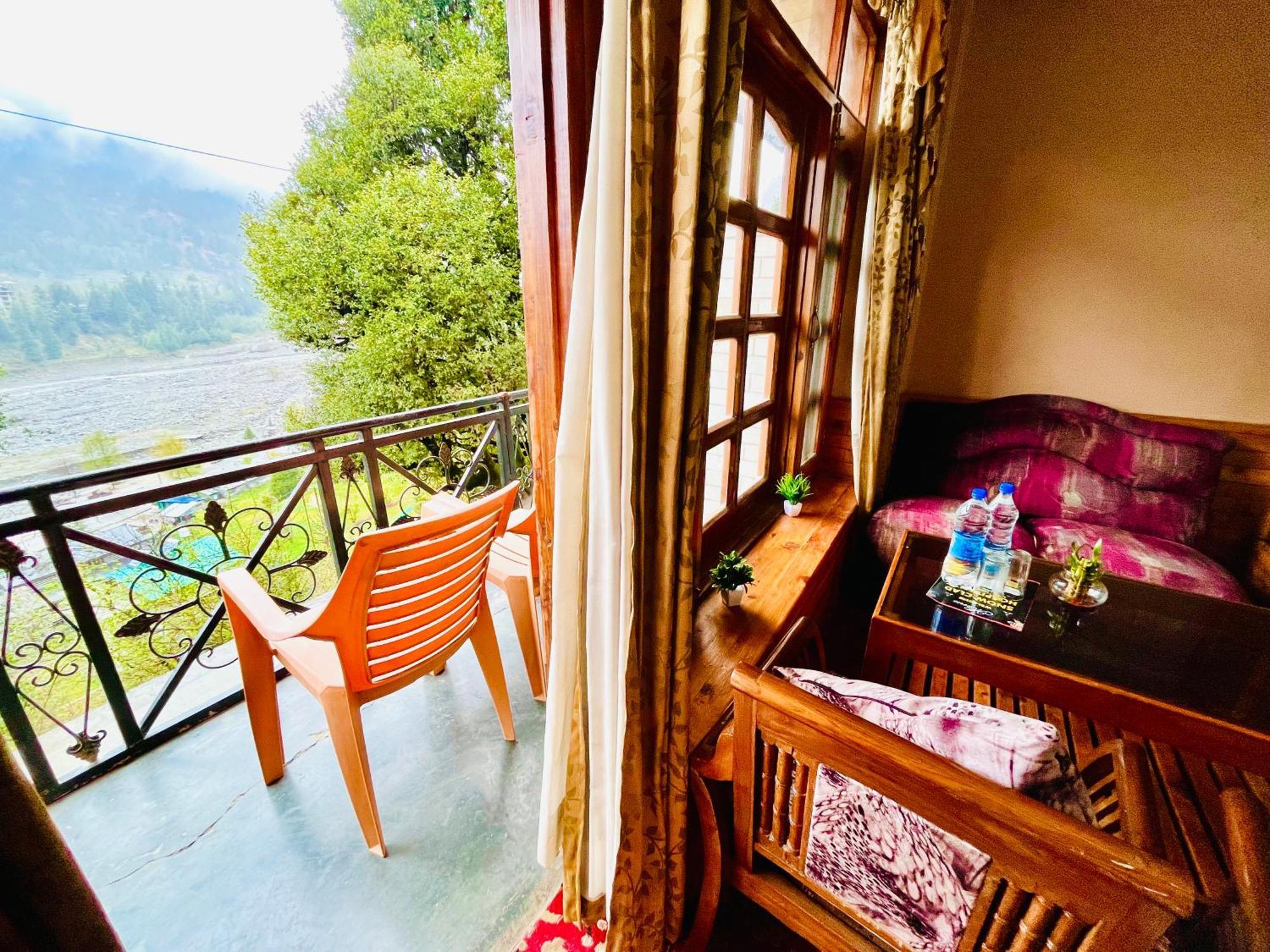 Hollywood - Scenic River & Mountain View With Premium Hotel